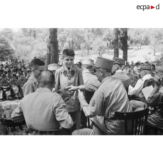 Des autorités militaires félicitent des élèves de l'Ecole militaire préparatoire nord-africaine (EMPNA) d'Hammam Righa.