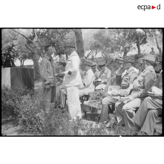 Le général de corps d'armée Henry Martin félicite un élève après sa remise de prix à l'Ecole militaire préparatoire nord-africaine (EMPNA) d'Hammam Righa.