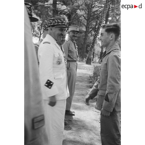 Le général de corps d'armée Henry Martin félicite un élève après sa remise de prix à l'Ecole militaire préparatoire nord-africaine (EMPNA) d'Hammam Righa.