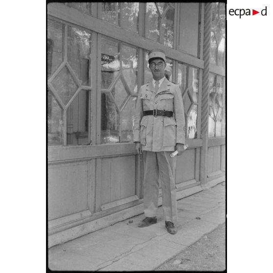 Portait en pied d'une personnalité militaire, à l'Ecole militaire préparatoire nord-africaine (EMPNA) d'Hammam Righa.