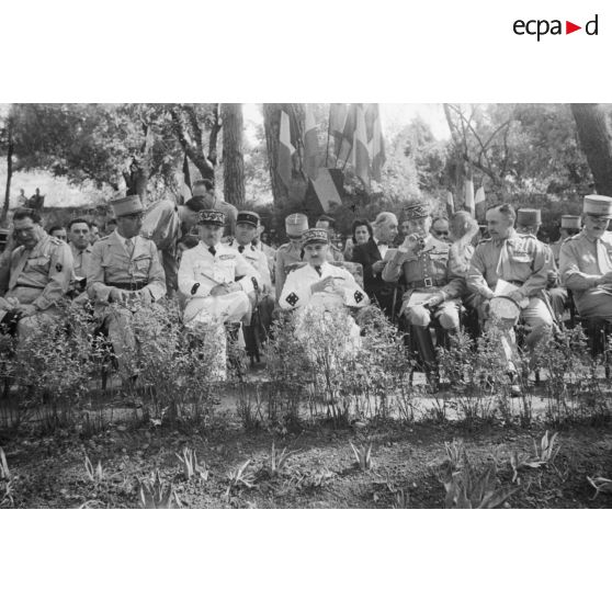 Le général de corps d'armée Henry Martin, commandant le 19e corps d'armée (CA), participe à la remise des prix à l'Ecole militaire préparatoire nord-africaine (EMPNA) d'Hammam Righa.