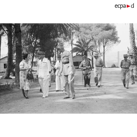 Une femme s'adresse au général de corps d'armée Henry Martin sur le campus de l'Ecole militaire préparatoire nord-africaine (EMPNA) d'Hammam Righa.