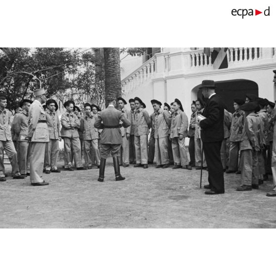 Une autorité militaire s'adresse au élèves de l'Ecole militaire préparatoire nord-africaine (EMPNA) d'Hammam Righa.