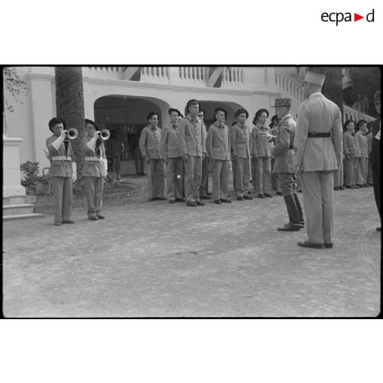 Les éléves de l'Ecole militaire préparatoire nord-africaine (EMPNA) d'Hammam Righa accueillent des autorités militaires avec leur musique.