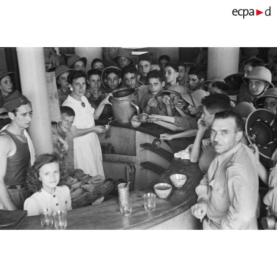 Distribution de collations aux élèves de l'Ecole militaire préparatoire nord-africaine (EMPNA) d'Hammam Righa.