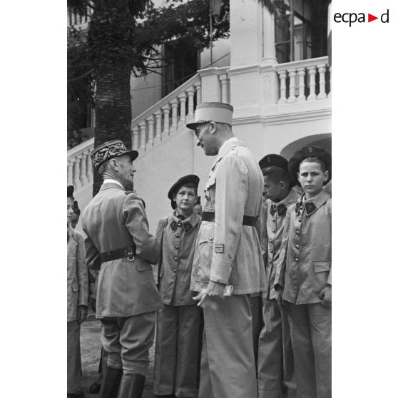 Plan rapproché de deux autorités militaires qui s'entretiennet devant les élèves de l'Ecole militaire préparatoire nord-africaine (EMPNA) d'Hammam Righa.