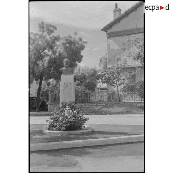Buste commémoratif d'Alfonse Lavéran en centre ville.