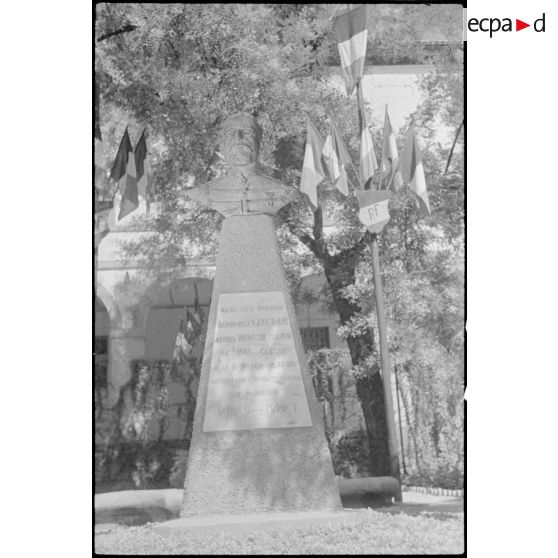 Buste commémoratif d'Alfonse Lavéran dans les jardins de l'hôpital militaire qui porte son nom.