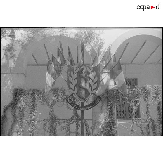 Monument commémoratif érigé en l'honneur du centenaire de la naissance d'Alfonse Lavéran, médecin militaire, à Constantine, les 6 et 7 juillet 1945, à l'hôpital militaire qui porte son nom.