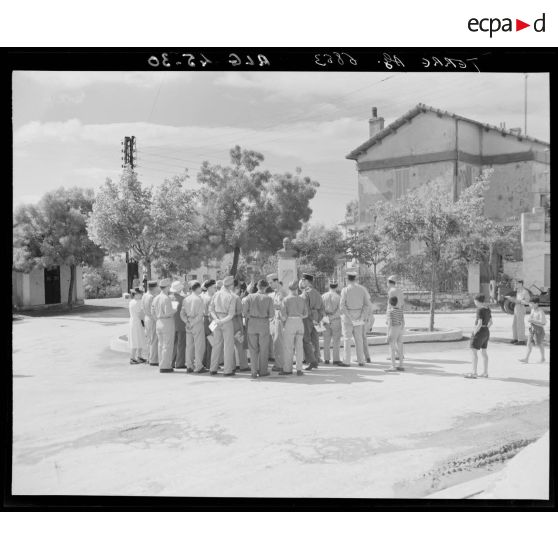 Rassemblement de personnalités militaires et civiles autour du buste commémoratif d'Alfonse Lavéran, en centre ville.