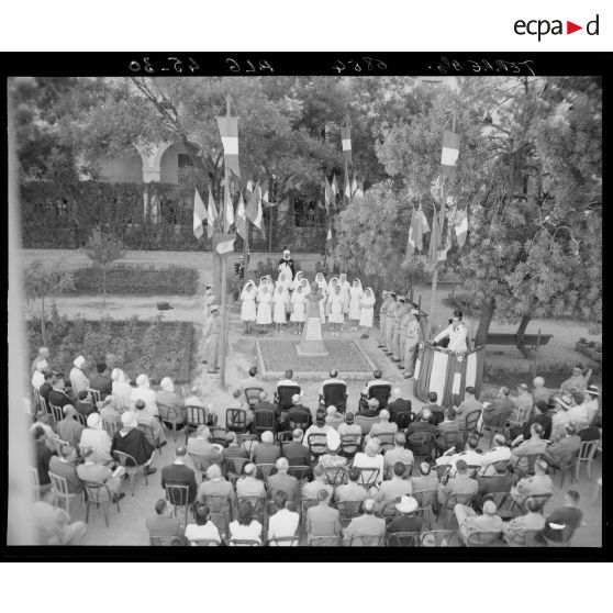 Vue en plongée totale de la cérémonie du centenaire de la naissance d'Alfonse Lavéran, dans les jardins de l'hôpital militaire qui porte son nom.