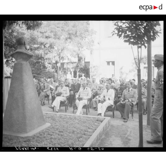 Des autorités militaires et civiles assistent à la cérémonie du centenaire de la naissance d'Alphonse Lavéran, dans les jardins de l'hôpital qui porte son nom.