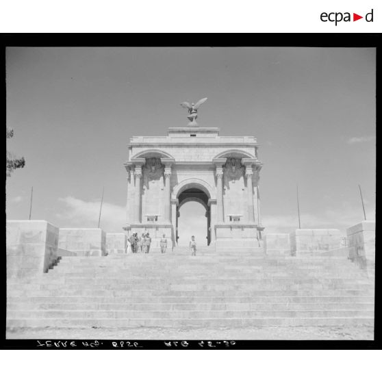 Plan d'ensemble de l'arc de triomphe de Constantine où se trouvent des personnalités civiles et militaires.