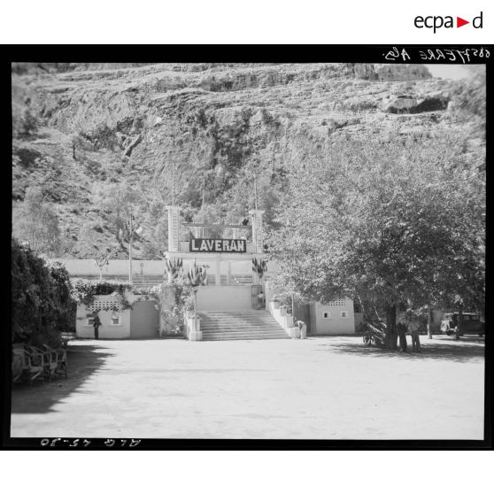 Plan large de l'entrée de l'hôpital Lavéran.