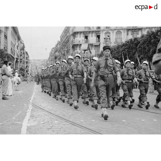 Défilé d'une unité de la légion étrangère dans les rues d'Alger.