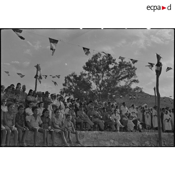 Le géneral de corps d'armée Henry Martin assiste au baptême de la 3e promotion des élèves officiers indigènes (EOI), en présence du général de division Jean Breuillac, d'autorités militaires et de la population civile.