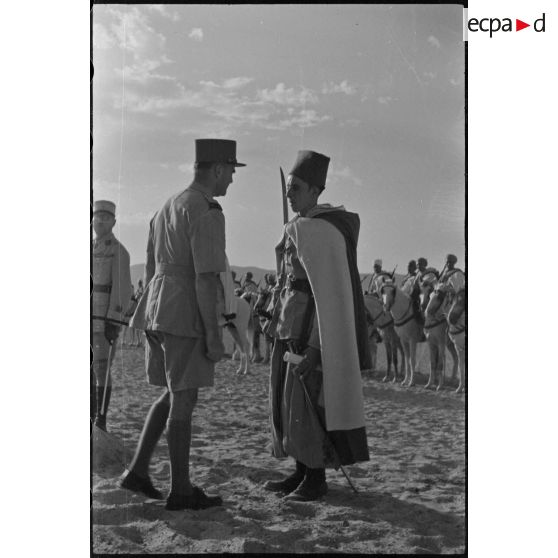 Le général de division Jean Breuillac s'entretient avec un élève officier spahi.