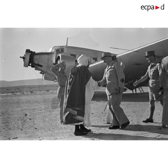 Le général de corps d'armée Henry Martin salue une autorité civile, accompagné du général de division Jean Breuillac.