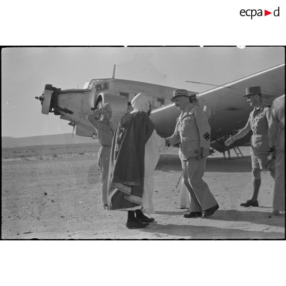 Le général de corps d'armée Henry Martin salue une autorité civile, accompagné du général de division Jean Breuillac.