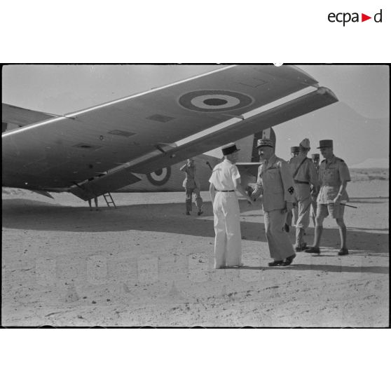 Le général de corps d'armée Henry Martin salue une autorité militaire, accompagné du général de division Jean Breuillac.