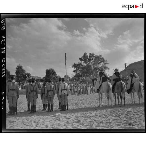 Le général de corps d'armée Henry Martin, suivi du général de division Jean Breuillac et d'autorités militaires, passe en revue les troupes de la 3e promotion des élèves officiers indigènes (EOI).