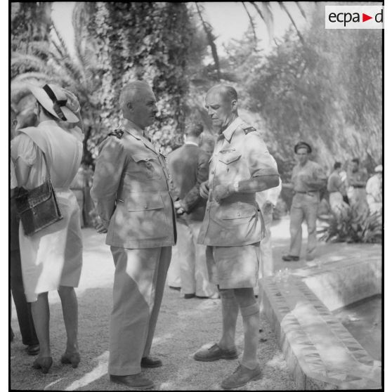 Portrait en pied du général de corps d'armée Henry Martin et du général de division Jean Breuillac.