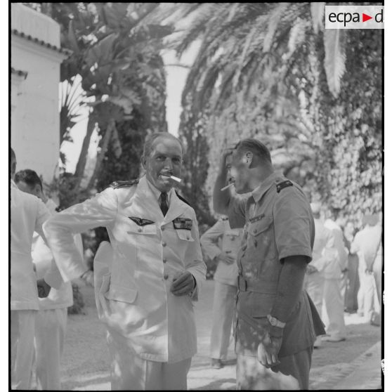 Le général de division Jean Breuillac s'entretient avec une autorité militaire de l'armée de l'Air.