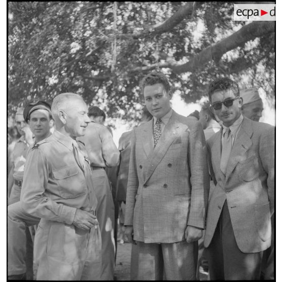 Une autorité militaire s'entretient avec deux personnalités civiles.