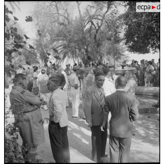 Plan d'ensemble de personnalités militaires et civiles à la réception chez le général Pierre Weiss.