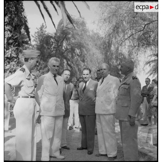 Plan en pied du général de corps d'armée Henry Martin, du gouverneur général de l'Algérie Yves Chataigneau et d'autorités civiles et militaires.
