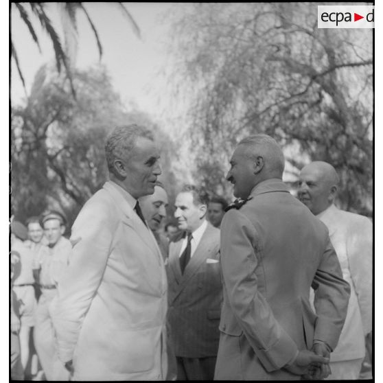 Plan taille du général de corps d'armée Henry Martin qui s'entretient avec le gouverneur général de l'Algérie Yves Chataigneau.