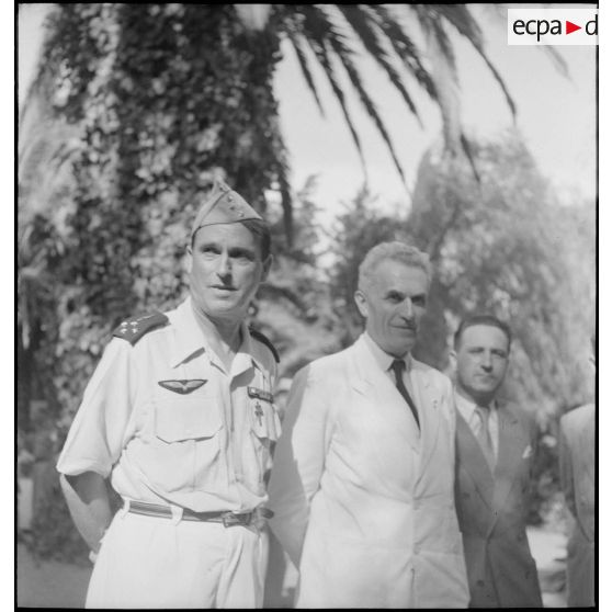 Plan taille du gouverneur général de l'Algérie Yves Chataigneau et d'une personnalité militaire de l'armée de l'Air.