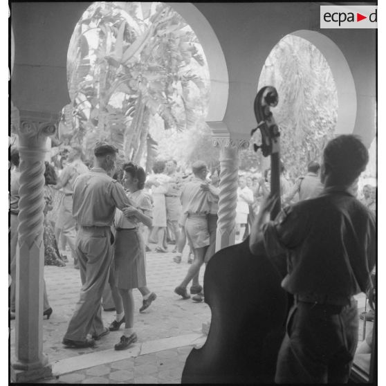 Plan d'ensemble de personnalités civiles et militaires qui dansent à la réception chez le général Weiss.