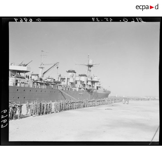 Plan d'ensemble du 1er régiment de spahis algériens (RSA) devant le croiseur Duguay-Troin, sur le port d'Alger.