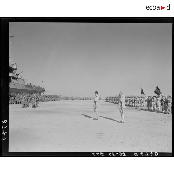 Plan d'ensemble de la célébration du retour de France du 1er régiment de spahis algériens (RSA) sur le port d'Alger.