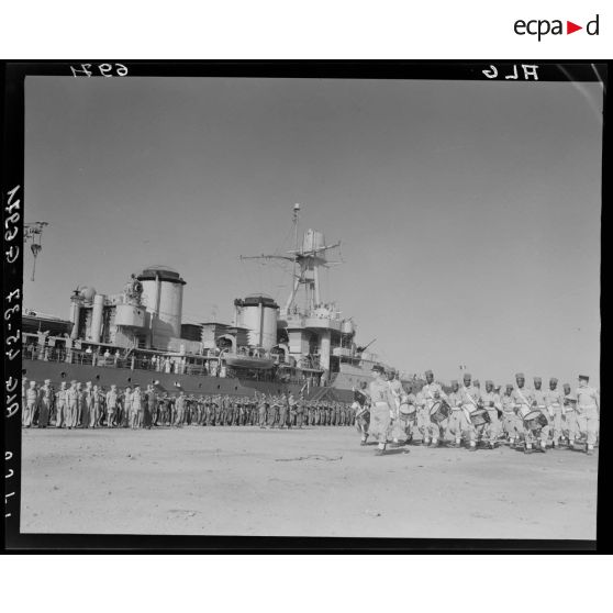 Défilé d'une fanfare qui célèbre le retour de France du 1er régiment de spahis algériens (RSA) sur le port d'Alger.