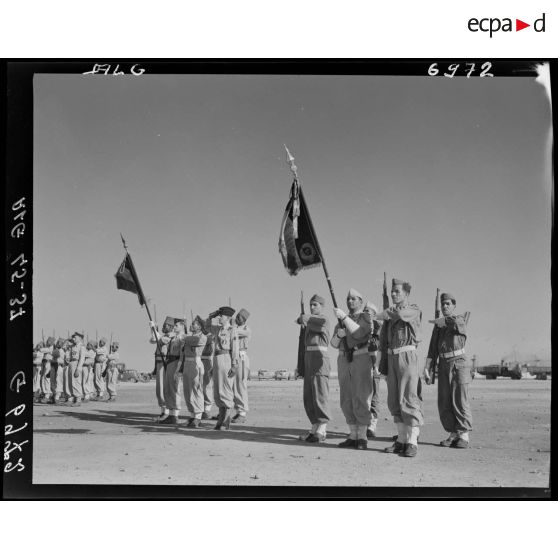 Prise d'armes d'unités militaires sur le port d'Alger.