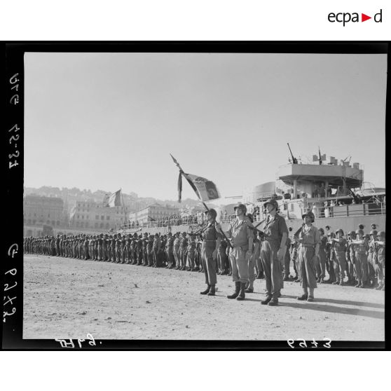 Plan d'ensemble du 1er régiment de spahis algériens (RSA) devant le croiseur Duguay-Troin, sur le port d'Alger.