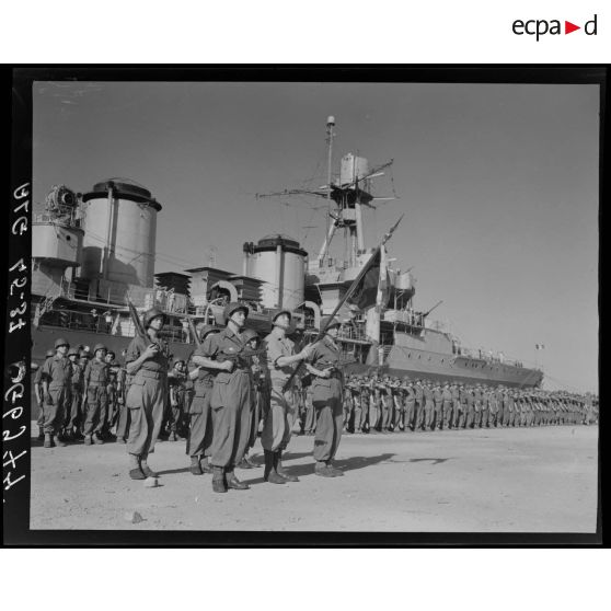 Plan d'ensemble du 1er régiment de spahis algériens (RSA) devant le croiseur Duguay-Troin, sur le port d'Alger.