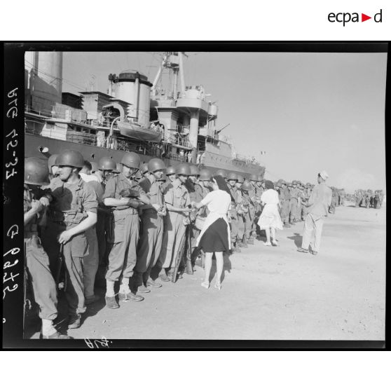 Des femmes distribuent des repas aux soldats de retour de France, sur le port d'Alger.