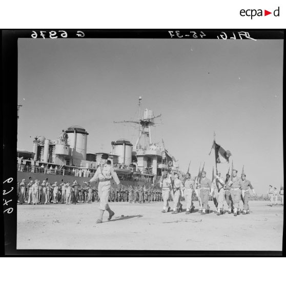 Défilé d'une unité militaire qui célèbre le retour de France du 1er régiment de spahis algériens (RSA) sur le port d'Alger.