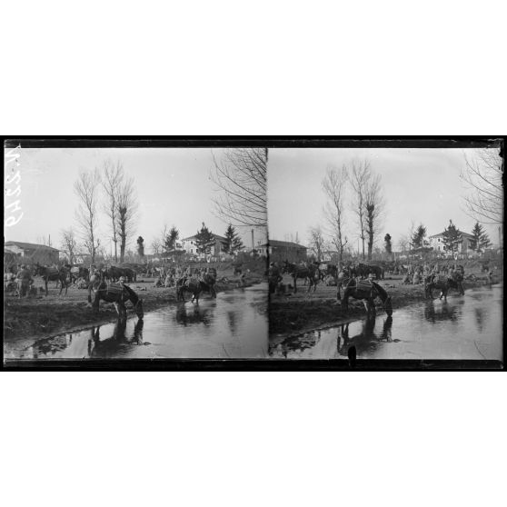 Citadelle (Italie). Chasseurs alpins italiens faisant halte. [légende d'origine]