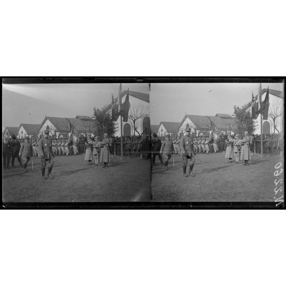 Milan. Quartier de cavalerie Montebello. Revue du 105e territorial par le général Fayolle. Le général Fayolle et le général italien Angelotti passent devant les troupes (5-2-18). [légende d'origine]