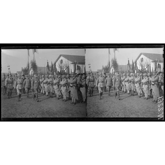 Milan. Quartier de cavalerie Montebello. Revue du 105e territorial par le général Fayolle. Le général Fayolle, le général italien Angelotti, les sénateurs Cauvin, Le Hérissé et Lucien Cornet passent devant les troupes (5-2-18). [légende d'origine]