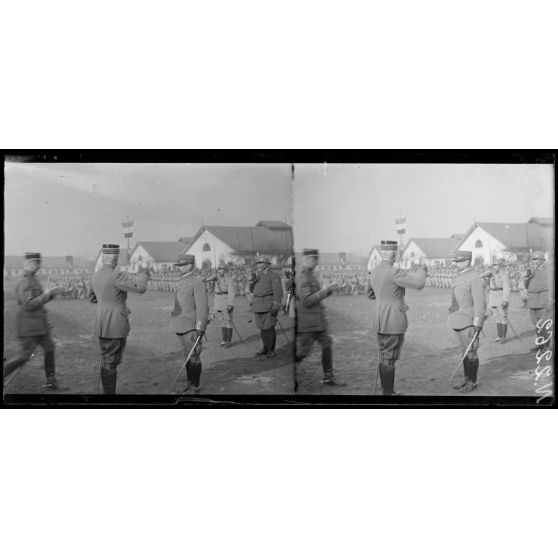 Milan. Quartier de cavalerie Montebello. Revue du 105e territorial par le général Fayolle. Le général Fayolle remet la cravate de commandeur de la Légion d'honneur au général italien Angelotti (5-2-18). [légende d'origine]