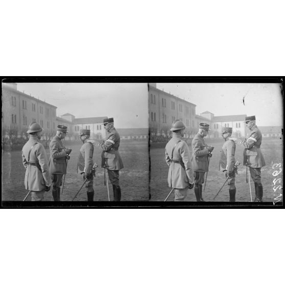 Milan. Quartier de cavalerie Montebello. Revue du 105e territorial par le général Fayolle. Le général Fayolle remet la cravate de commandeur de la Légion d'honneur au général italien Angelotti (5-2-18). [légende d'origine]