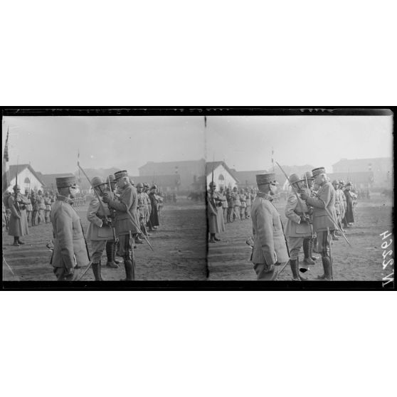 Milan. Quartier de cavalerie Montebello. Revue du 105e territorial par le général Fayolle. Le général Fayolle décore des officiers du 105e (5-2-18). [légende d'origine]