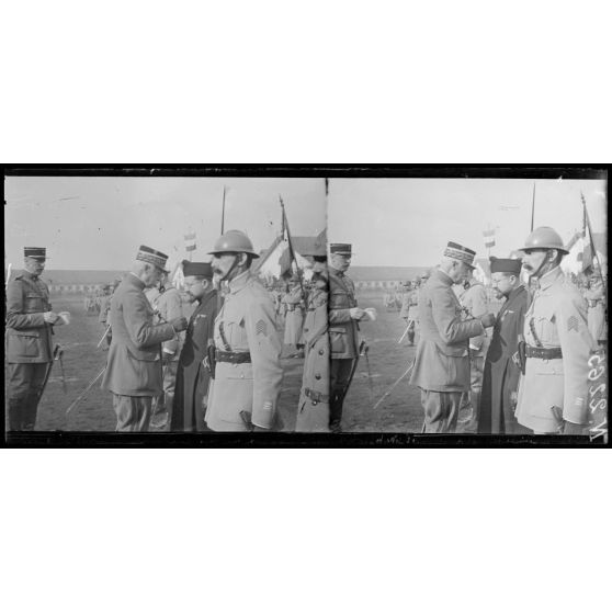 Milan. Quartier de cavalerie Montebello. Revue du 105e territorial par le général Fayolle. Le général Fayolle décore l'aumônier militaire Even (5-2-18). [légende d'origine]