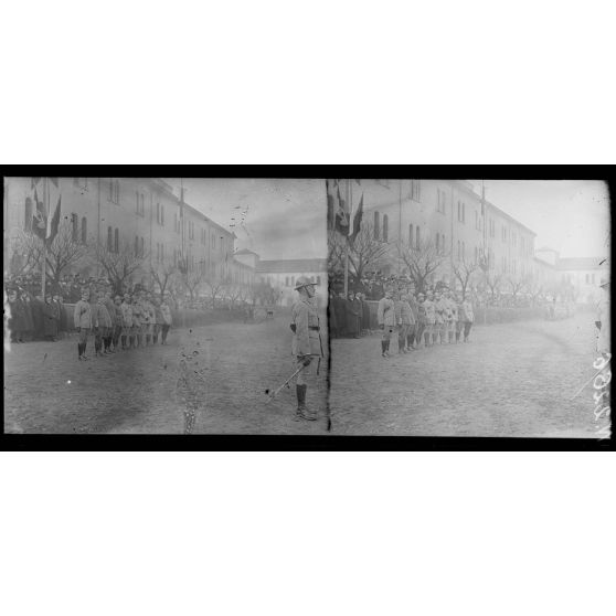 Milan. Quartier de cavalerie Montebello. Revue du 105e territorial par le général Fayolle. Les tribunes du public (5-2-18). [légende d'origine]