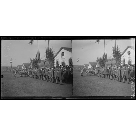 Milan. Quartier de cavalerie Montebello. Revue du 105e territorial par le général Fayolle. Les musiques française et italienne pendant la revue (5-2-18). [légende d'origine]